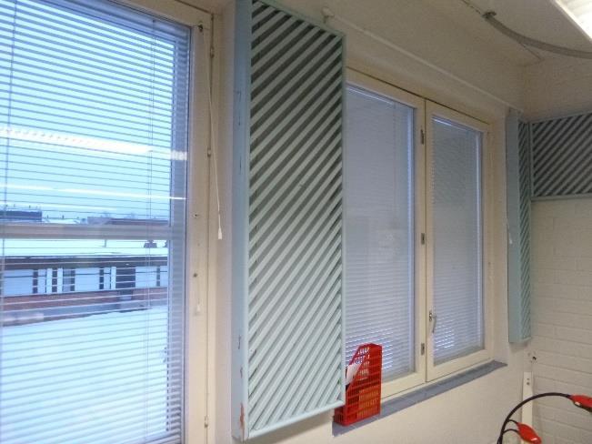 Välipohjat, lattiat ja tilapinnat Musiikkiluokan seinäpintoja on verhoiltu villa-akustiikkalevyillä.