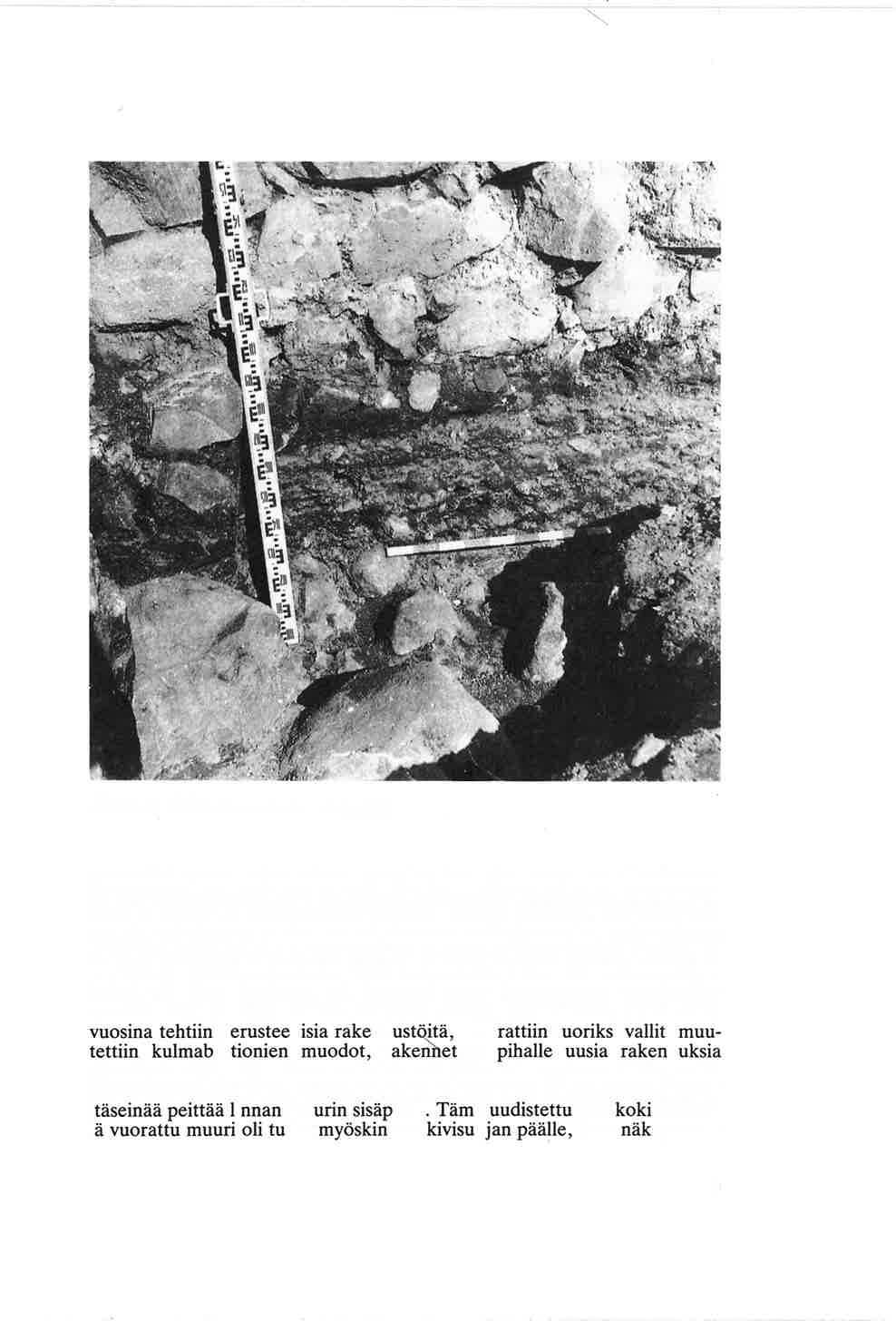 Kuva 4. Kivirakennuksen sisäpuoli. porraskivi vastaa rakennuksen pystyttämisen ajan tasoa, se oli semaman piirroksessa näkyvien savi- ja hiekkalinssien kohdalla (kuva 3).