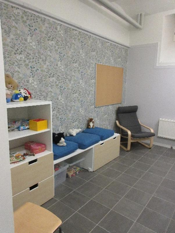 Lapsen tapaamiset Vankeuslain 13 luvun 5 :n mukaan suljetussa vankilassa vangille voidaan myöntää lupa alle 15-vuotiaan lapsen tapaamiseen siihen soveltuvassa tilassa, jos tapaaminen on tarpeen