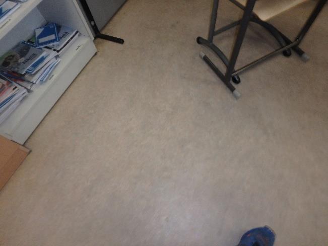 WO-00730766 26(50) Toimenpide-ehdotukset: Yläpohjan läpivientien tiivistäminen. Katkaistun ja käytöstä poistetun tiilihormin sulkeminen tiiviisti yläpohjan tasalta.