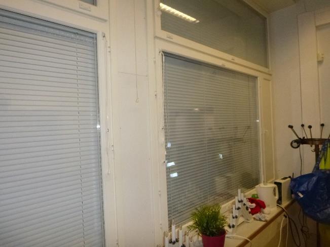 Ikkunoiden ja ulkoseinärakenteen sisäpuolissa liitoskohdissa havaittiin epätiiveyskohtia ja jälkiä ilmavuodoista. Ikkunoiden välit ovat puurakenteisia levyverhoiltuja rakenteita.
