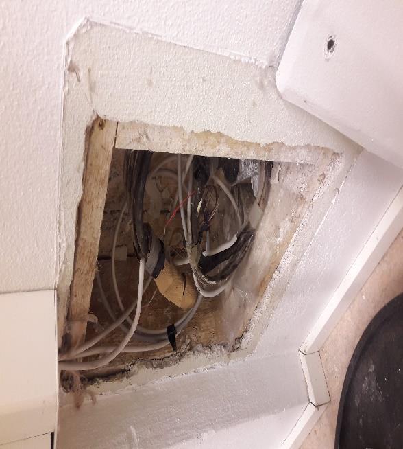 2 Yleiskatselmointi Avatuissa hormeissa havaittiin avoimia läpivientejä alapohjaan.