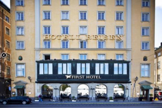 FIRST HOTEL REISEN Stockholm Akunnittarfik immap eqqaani Gamla Stanimiippoq, illoqarfiup qeqqanit 500 meterinik ungasissuseqarluni. Frist Hotel Reisen akisunerit ilaanniippoq.