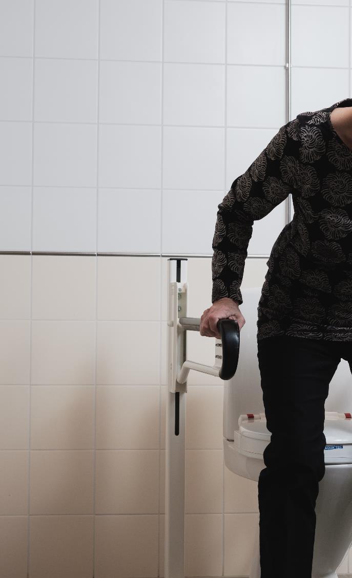 Kylpyhuone 3 - Ikääntyvien liukastumisvaaraa voi vähentää suihkutilan seinään kiinnitetyllä