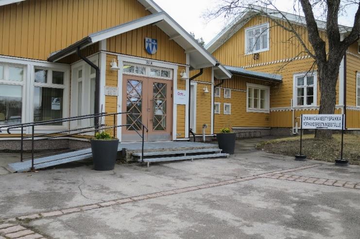 8 / 14 Kuva 9. Lapinjärven kunnantalon ennakkoäänestyspaikka Vaalitoimitsijoita oli kaksi, joista toinen hoiti tarvittaessa vaaliavustajan tehtäviä.