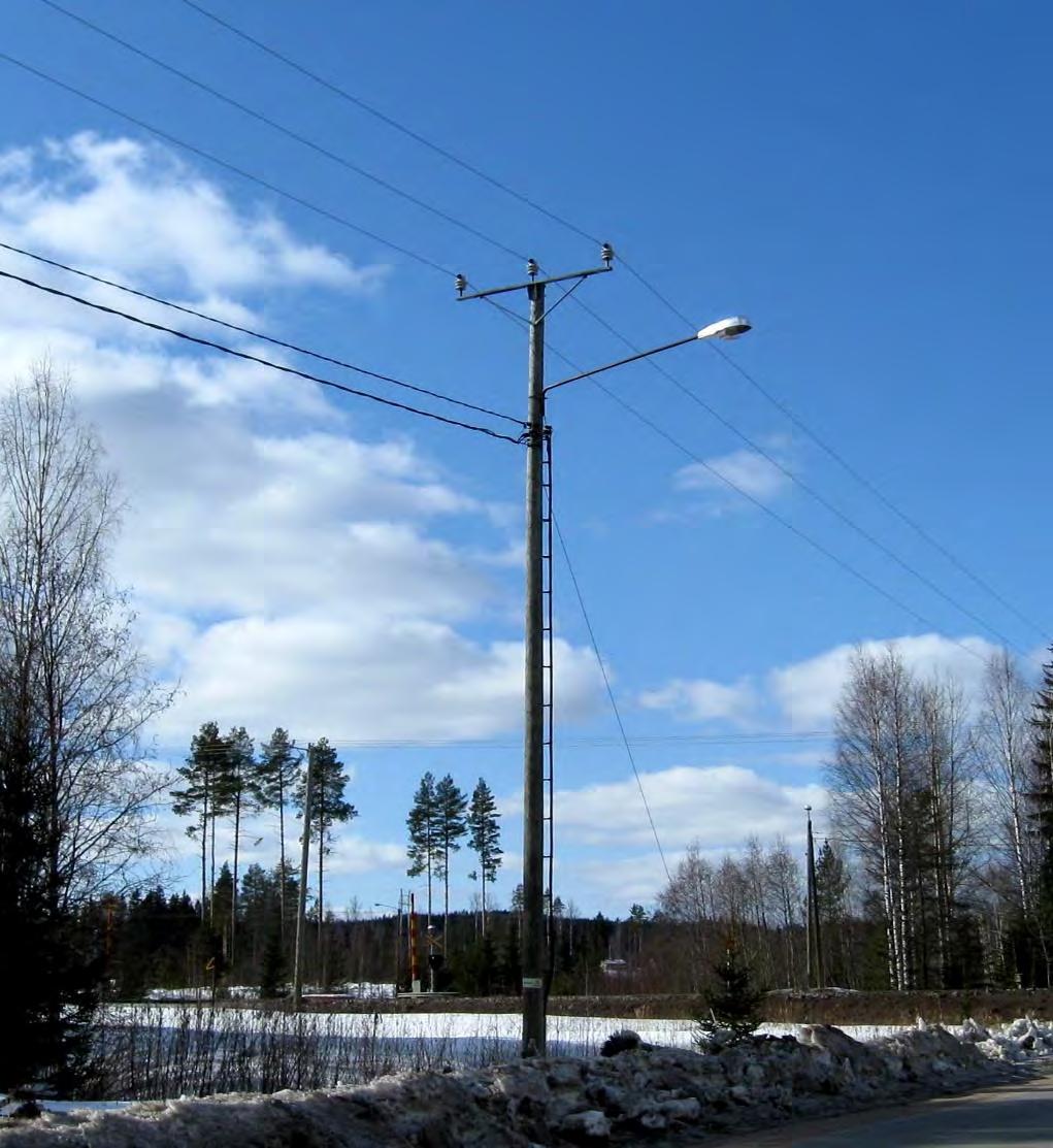 TYÖSKENTELY AVOJOHTOJEN LÄHELLÄ Ilmajohtoihin kohdistuvia tapaturmia sattuu eniten 20 kv:n johdoilla, koska niitä on hyvin paljon.