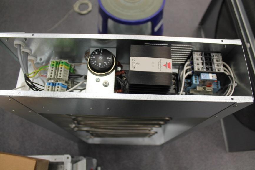 Pallas-koneen sähköpatterista kierrätetään elektroniikkajätteenä punaisen ympyrän sisällä olevat komponentit. Loput voi laittaa metallikeräykseen.