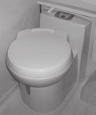 Käyttö, WC WC THETFORD C263 WC:N VALMISTELU KÄYTTÖÄ VARTEN Ennen kuin WC:tä käytetään on suoritettava seuraavat toimenpiteet: Laita jätesäiliöön kemssanestettä ja vettä siten, että säiliön pohja on