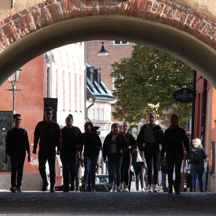 Älykkäät ajoneuvot mahdollistavat tulevaisuudessa pysäköintilaitosten tehokkaamman käytön ja myös robottipysäköinti voi olla ratkaisu kalliin maan alueilla.