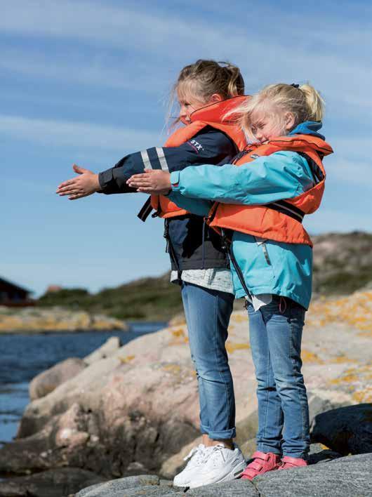 Kuljetuspeite Satamapeite, keulaan Satamapeite, taakse Vesihiihtopaalu Avotilan pöytä Aurinkotason patja, taakse Pohjamaalaus FINNMASTER 55 BR VAKIOVARUSTEET Kiinteä polttoainetankki, 102 litraa