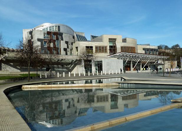 SIVU 6 / 6 Kuvassa Scottish Parliament Building and adjacent water pool 2017. LAUANTAI 28.9. Aamiainen Klo 7.30 Huoneiden luovutus Klo 7.