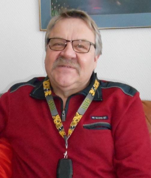 Kuljetuspalvelua Kuohijoella vuodesta 1982 13 Kari Saarinen kertoo aloittaneensa taksiautoilijana 1982, jolloin hän osti Aimo Heikkilän taksin.