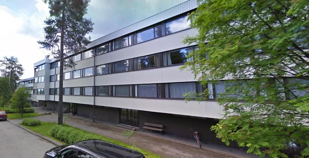 lamellitaloja, joiden julkisivujen värimaailma on vaalea ja hillitty. Suunnistajantie 11 julkisivua hallitsevat nauhaikkunat.