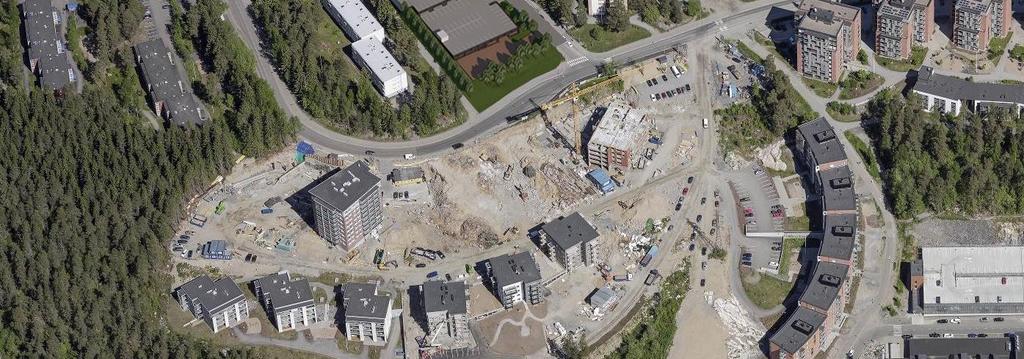 Rakennuksen autopaikat on sijoitettu rakennuksen pohjoispäätyyn tai pihakannen alle. Pohjoisosan rakentamista on rajoitettu kallioväestönsuojan kalliokattovaatimuksen vuoksi.