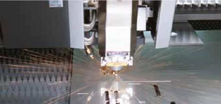 31 Kuva 11. Kuitulaserleikkauslaitteiston laserleikkauspää ja leikattava materiaali (Amada LCG AJ Series 2018) 2.