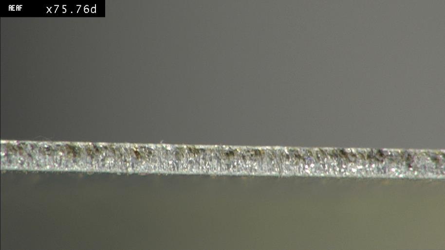 Testikappaleen 3 leikkausreuna, AL LE H44 NCS0500/K valkoiseksi pinnoitettu 1mm alumiini kuitulaserilla leikattuna,