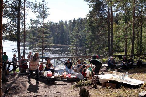 Metsämuseon alueella on kahden kilometrin mittainen luontopolku, jonka reitti kiertää upean Messukallion kautta.