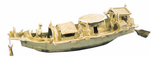 (2) 广州西汉木船模型 1956 年于广州西郊西汉木椁墓中出土一艘木质船模 ( 图 4-7) 船模也是用整木雕成 船中部有两小房, 小房两侧有用长板条构成的通道 前房以前有 4 个木俑操短桨 尾部也有一木俑持一长桨 此船模全长 0.806 米, 通高 0.