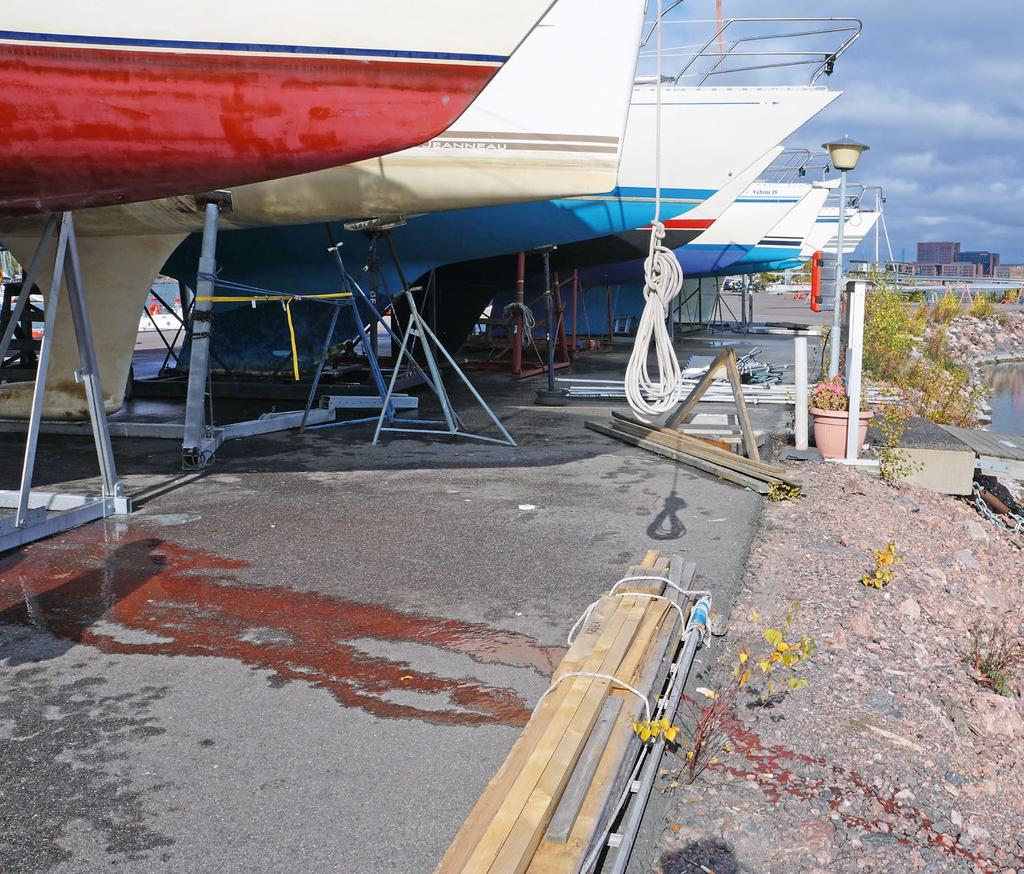 14 13. Veneen pesuvesien puhdistus Myrkkymaalin käyttäjän on huolehdittava, etteivät pesuvedet pääse sellaisenaan ympäristöön. Pesuvesien laskeminen puhdistamattomina ympäristöön on lainvastaista.