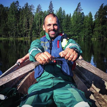 Oulun tukikohdan helikopterin ohjaimissa on lentäjä Ralf Molander.