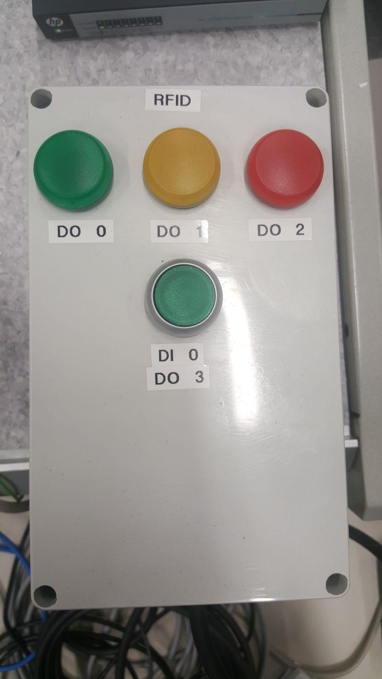 37 7.1.4 I/O BOKSI Otimme testaukseen mukaan myös RFID-laitteita varten rakennetun I/O boksin ajatuksena, että se hahmottaisi laitteiston toimintaa paremmin.