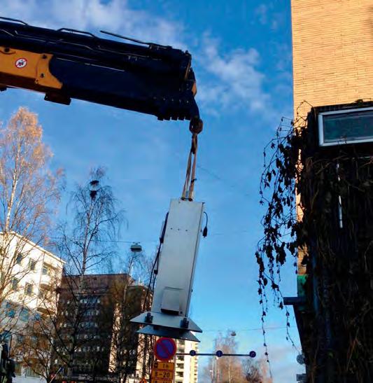 KUVA: MIKA VESTENIUS KUVA: MIKA VESTENIUS Kuva 3: Hiukkasmittalaitteiden vertailumittauksia vuonna 2017. Vertailulaboratorion referenssikeräimen (Leckel SEQ47/50) nosto mittauskopin katolle Vaasassa.