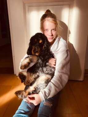 Minulla on yksi sisko yksi veli ja yksi villakoira nimeltään Balou. Mä käyn Münchensteinissä kahdeksatta luokkaa. Pelaan jalkapalloa Fc Münchensteinin joukkueessa.