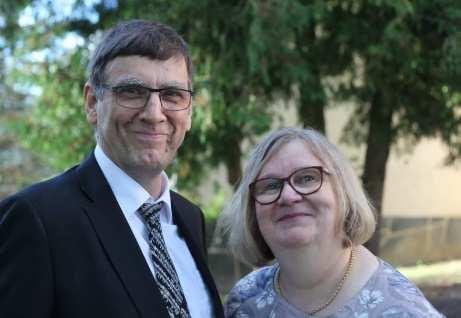 Koko perheeseeni kuuluu kotona asuvien lisäksi viisi isosiskoa, jotka ovat muuttaneet pois kotoa. Minulla on siis paljon sisaruksia, seitsemän siskoa ja yksi veli.