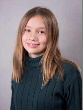 8 ELINA DREHER Olen Elina Dreher 14 vuotta ja asun Kilchbergissä Zürichissä. Minä harrastan pianon soitto ja hiphop tanssia. Menen kouluun 2.