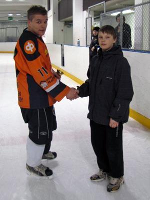 Henri Kärki valittiin turnauksen parhaaksi pelaajaksi. 24.03.2010 19:00 E-juniorit viidenneksi SM-turnauksessa Oulussa käytiin lauantaina 20.3. kaukalopallon E-junioreiden SM-turnaus.