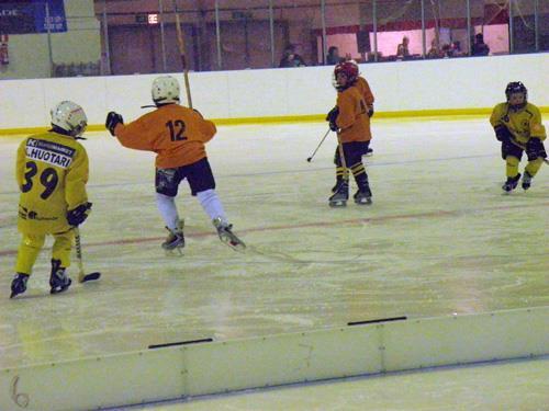 Ossi Kärki seuraa, kun Paavo Kokkonen tuulettaa yhtä viidestä maalistaan. Jääkiekko-ottelun tilastot: Lieksan Into F - KuKi HT F 3-4 (3-0) 1. erä 3.31 1-0 Ossi Kärki (Joonas Pyykkö) 7.