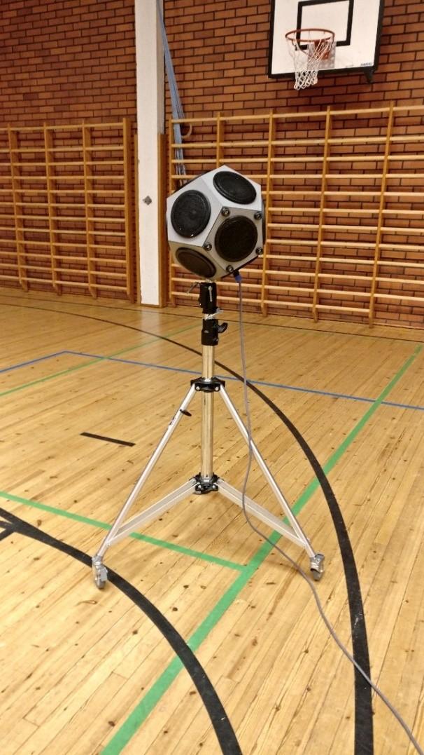 23 - mikrofonin kalibrointilaite Calibrator CAL01, type 1, 74-94-114dB, 1000 Hz - tukijalat kaiuttimelle ja mikrofonille - kuulosuojaimet, jatkokela ja muut johdot.