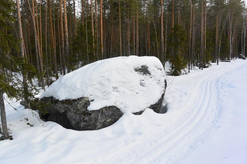 3.2 KOHDEKUVAUKSET 1. Maisemallisesti merkittävä siirtolohkare * GM Muu huomioitava luontoarvo Suurikokoinen siirtolohkare virkistysreitin varressa 2.