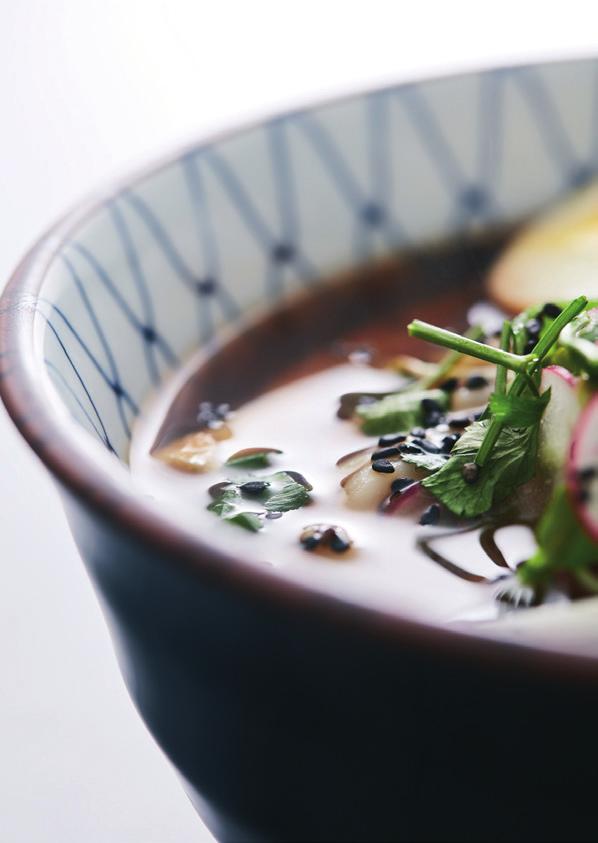 MISO MISO RAMEN KASVISVERSIONA 5 annosta 1,5 l Puljonki Signature Kasvisliemi Luomu 30 g tummaa misotahnaa 90 g soijakastiketta, vähäsuolaista seesamiöljyä sen mukaan, kuinka voimakkaasti seesamilta