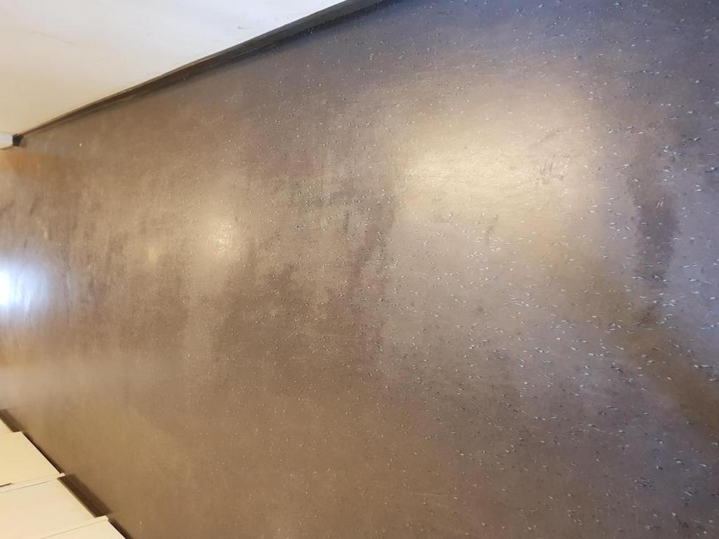 Esimerkki Lattia aiemmin vahattu lattiaa ei vahata hoitoohjeiden mukaan Nyt aloitettu hoito