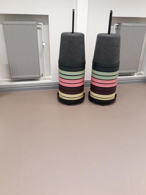 Linoli ylläpitosiivous, hoito Vanha lattia voidaan suojata vahalla, pari ohutta kalvoa vahaa, jos tarpeellista (kovan kulutuksen kohteet) Ominaista himmeä pintaisuus Suositeltava tapa uusille =>