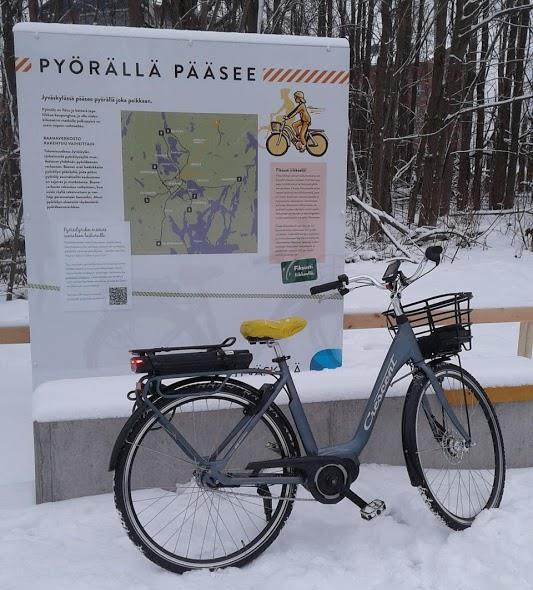 Keskustan pyöräparkkien pyörät huputettiin satulansuojilla