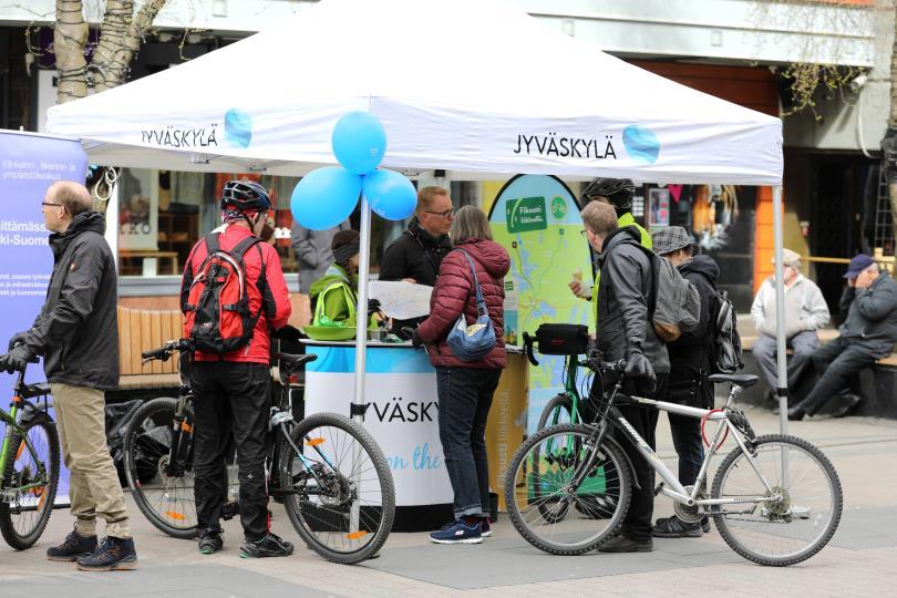 kävelykadulla.
