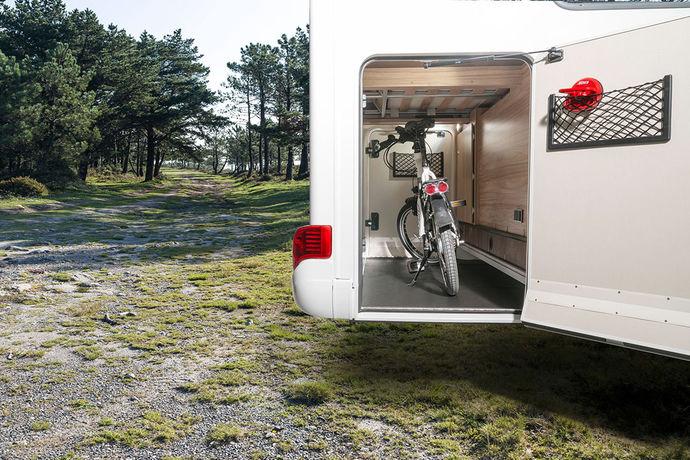 löytää oman paikkansa Hymermobil BKlasse CL 698 Ambition -mallin suuresta tallista.