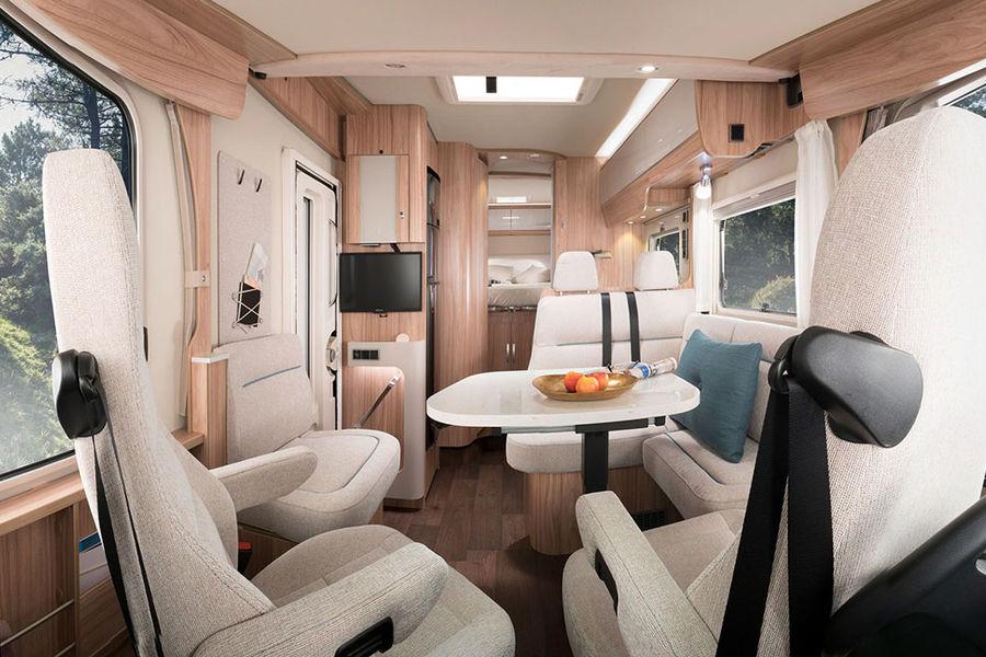 Hymermobil B-Klasse CL Ambition -mallin hieno luksuspöytä on käännettävissä 360 ja