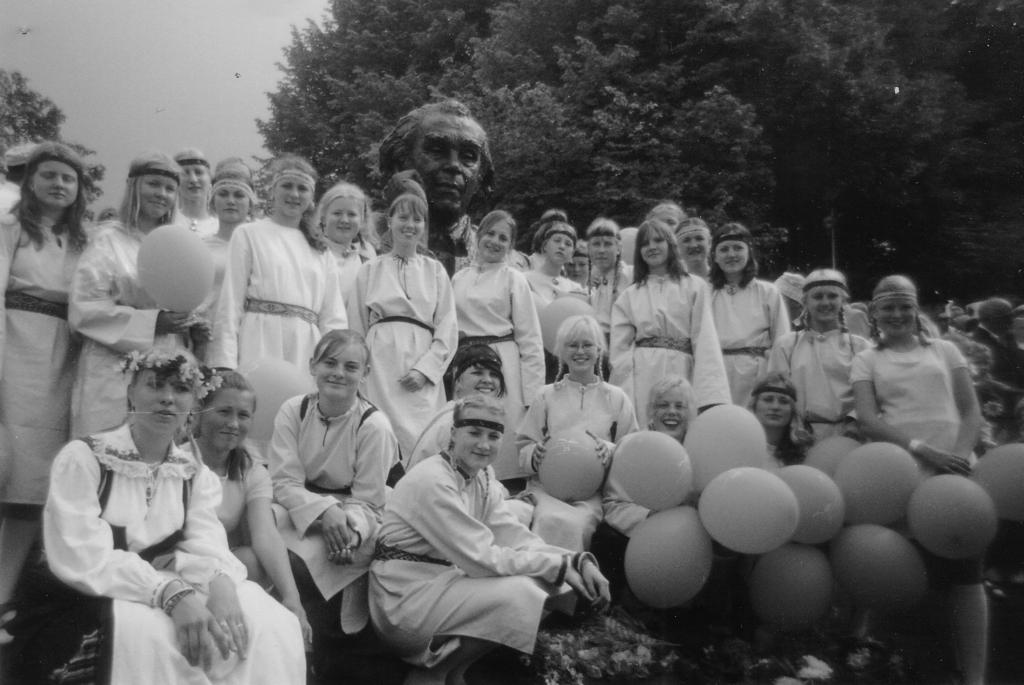 2 Meie KG, 28. september 2005 Ülemaailmne puuistutamine Tütarlastekoor sõidab Turusse Puude istutamine. Foto: Gert Lutter Juba teist aastat toimus 21.