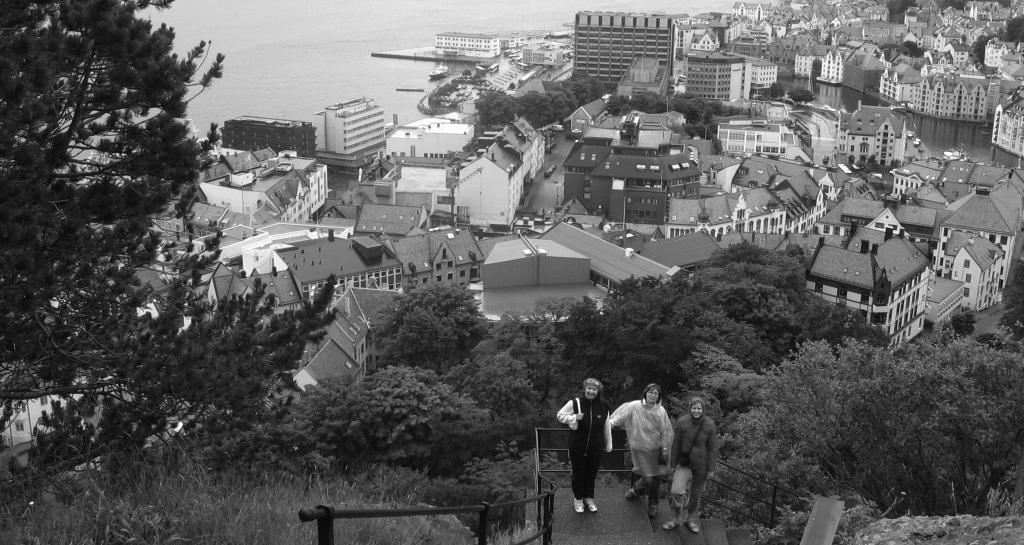 8 Meie KG, 28. september 2005 KG õpetajate suvelõpureisist Kesk-Norrasse Algus eelmises ajalehes... Järgmine sihtpunkt on Ålesund ehk Põhjamaade Veneetsia.