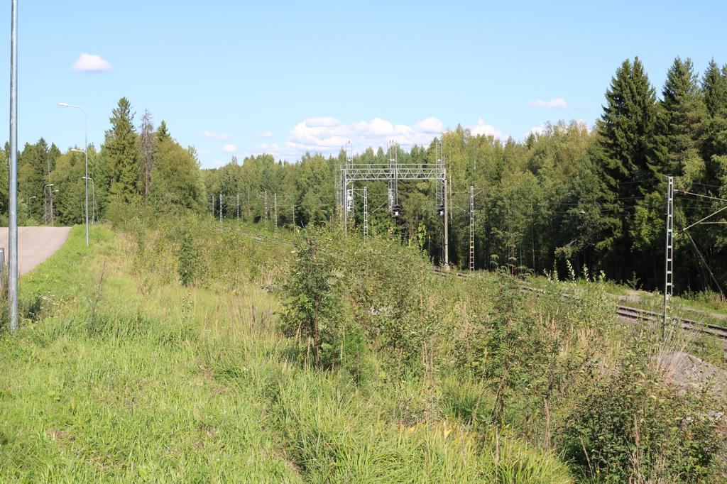 Ylijäämämaiden hyödyntämisen näkökulmasta alueelle voidaan tarkastella meluvallin toteuttamista. Alueella maanomistajina on kunta ja Liikennevirasto.