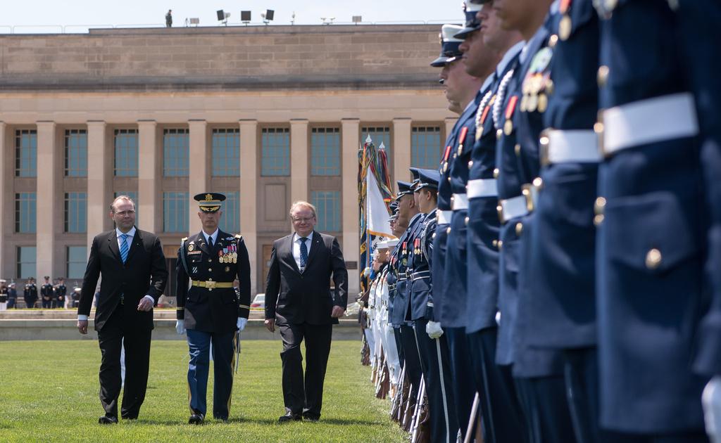 Suomen ja Ruotsin puolustusministerit Jussi Niinistö ja Peter Hultqvist tapasivat Yhdysvaltain puolustusministerin James Mattisin toukokuussa 2018.