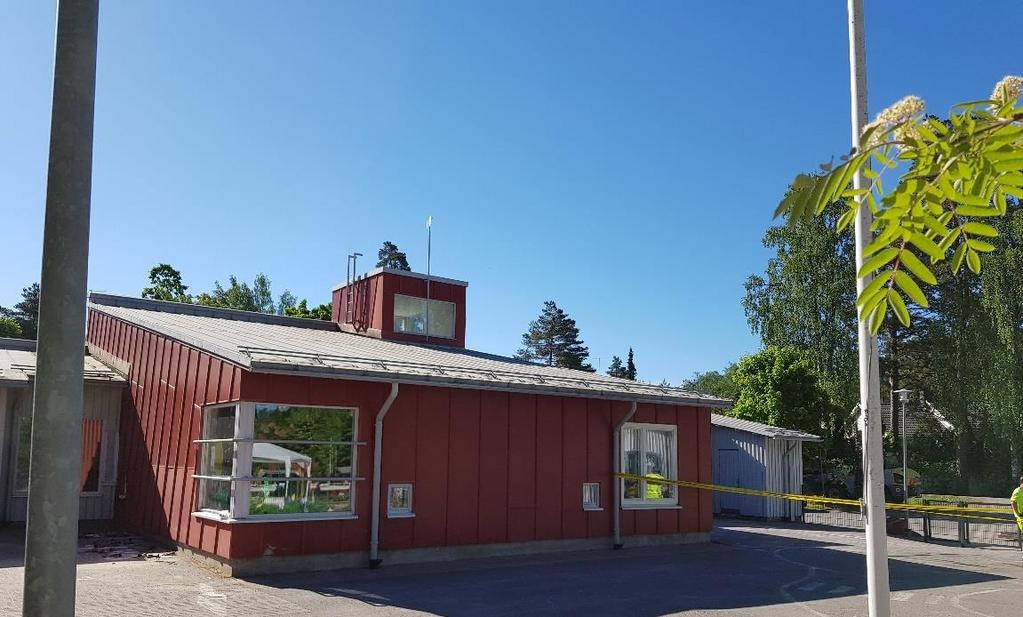 Ryhmähuoneen 149 puoleisella julkisivulla.