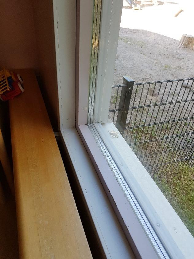 maalipinnoissa ja puisissa ulkopuitteissa ja karmilistoissa on kulumisen