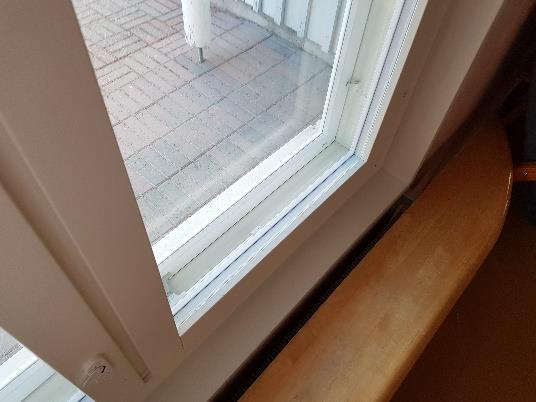 Räystäspellin ja ulkopuitteiden alaosien maalipinnat ovat kuluneet