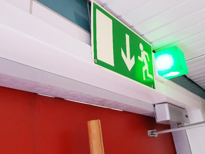 10 Vesikatteet, kattokaivot - Konesaumatut peltikattopinnat olivat pääosin siistit, mutta liikuntasalin kohdalla vesikatteella oli roskaa.