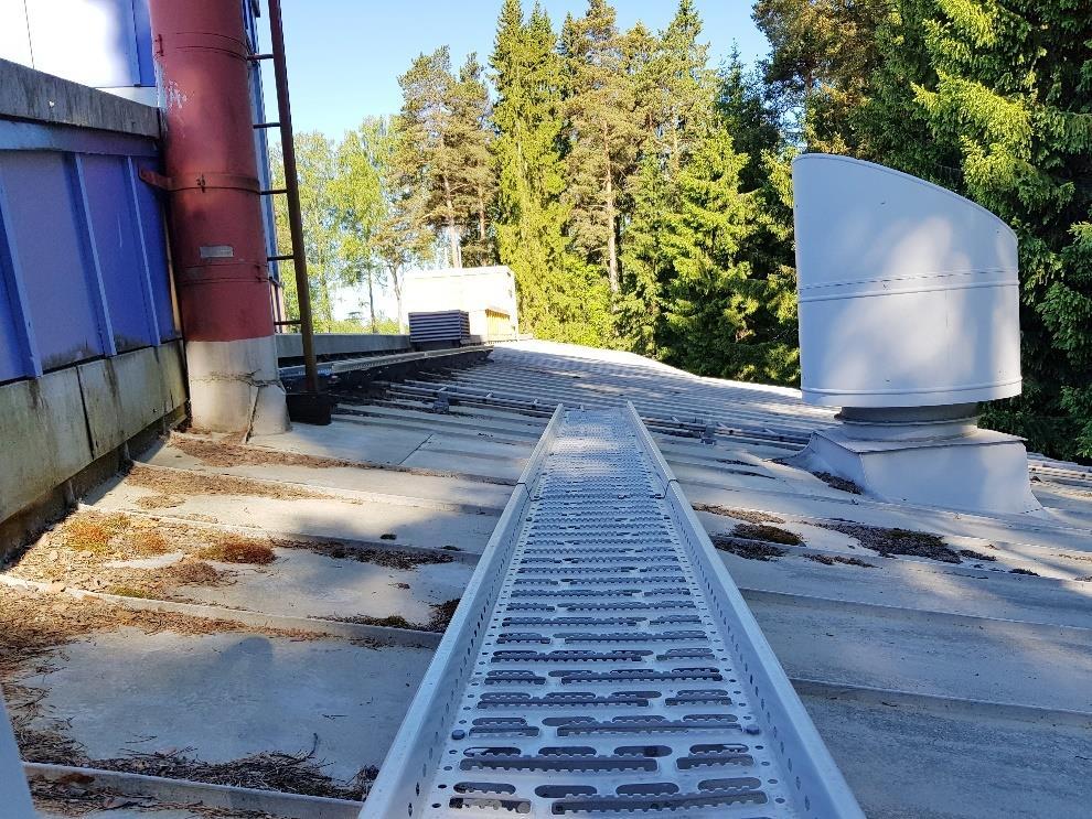 Kuva 29. Liikuntasalin 130 ja varaston 131 kohdalla vesikatolla on roskaa. Räystäspellityksissä on likaa. Räystäspellityksen ylösnoston kiinnitys puuttuu ja pellitysten reuna ei vaikuta vesitiiviiltä.