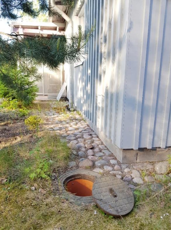 1.3 Perustukset, perusmuurit - Perustusten painumisesta ei ollut viitteitä. - Sadevesisyöksyjen alaosien kohdalla sokkelipinnoilla on likaa ja roiskejälkiä.